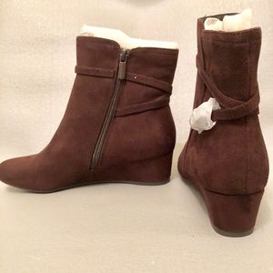 Impo 🌸Glammed Wedge Zip Booties